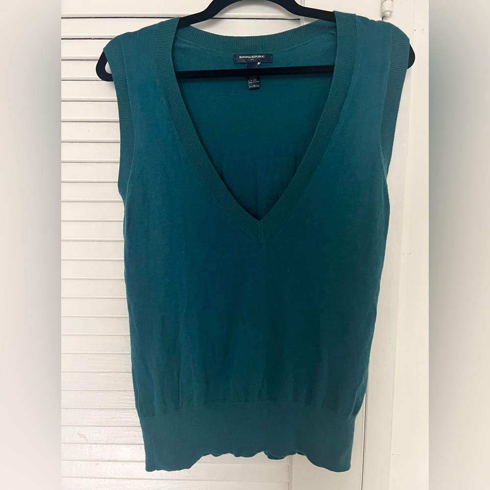 Banana republic sleeveless sweater, petroleum color, large cleavage
